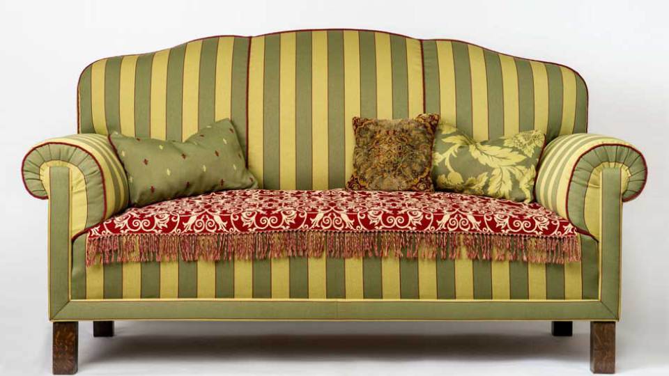 Foto Sofa dunkel- und hellgrün gestreift mit Ornamenttecke und Kissen